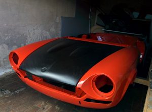 Fiat Spider 124 Abarth Karosserie in schwarz-rot